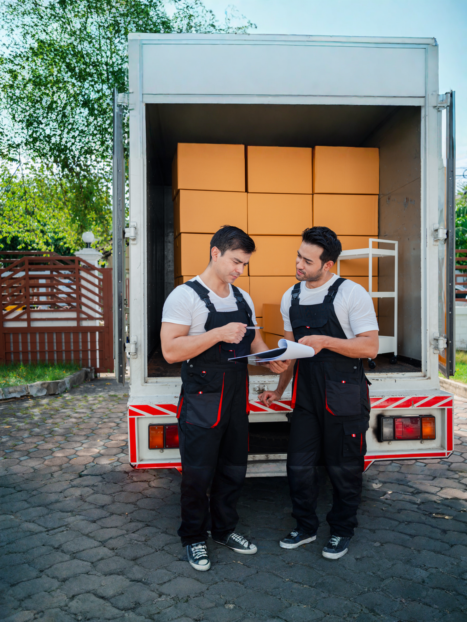 Zusteller prüfen Lieferung und Dokumente bei der Warenübergabe