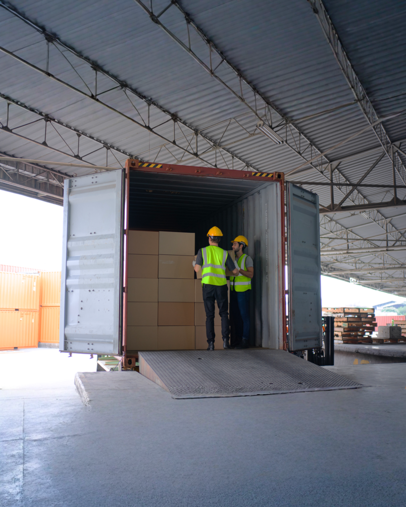 Beladung eines Transporters an einer überdachten Laderampe